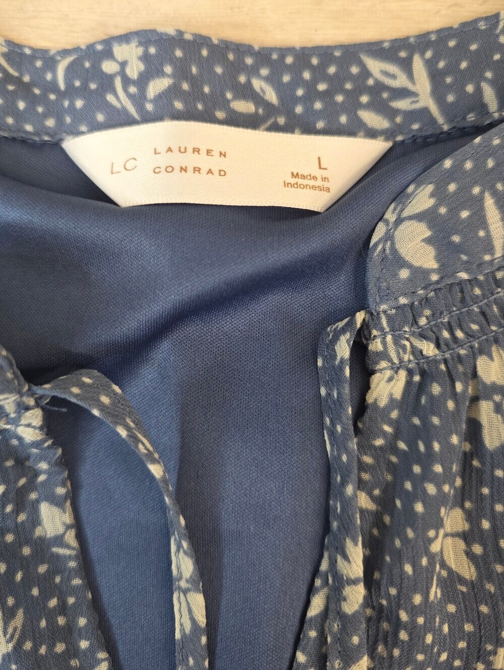 Ladies Large Lauren Conrad Dusty Blur Floral Tie-Front Blouse - Picture 3 of 4